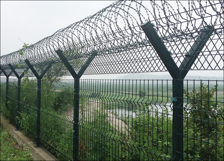 Prison Fencing System of Anti climbing concertina wire and mesh panels
