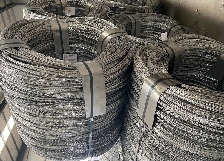 Hot Dipped Galvanized Razor Barbed Wire BTO 22